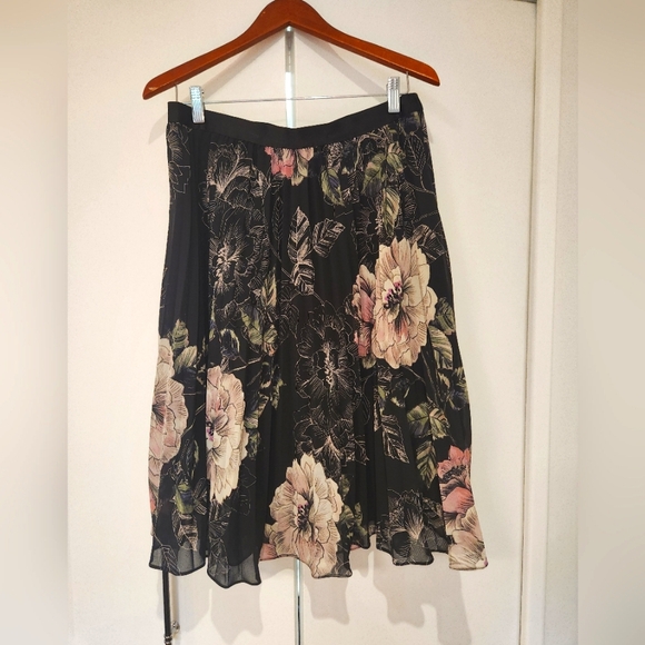 Skirt - Picture 2 of 3